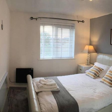 2-Bed Sleeps 4 Comfy For Contractors With Free Parking In Crawley Near Gatwick Manor Royal Refurbished Crawley (West Sussex) Exterior foto