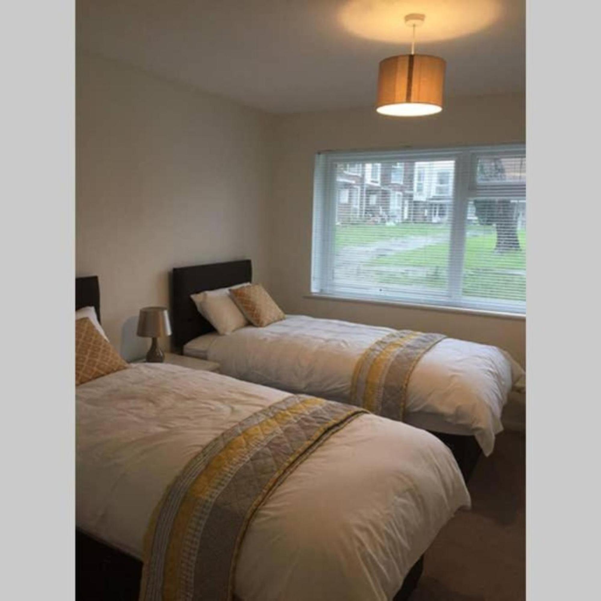 2-Bed Sleeps 4 Comfy For Contractors With Free Parking In Crawley Near Gatwick Manor Royal Refurbished Crawley (West Sussex) Exterior foto