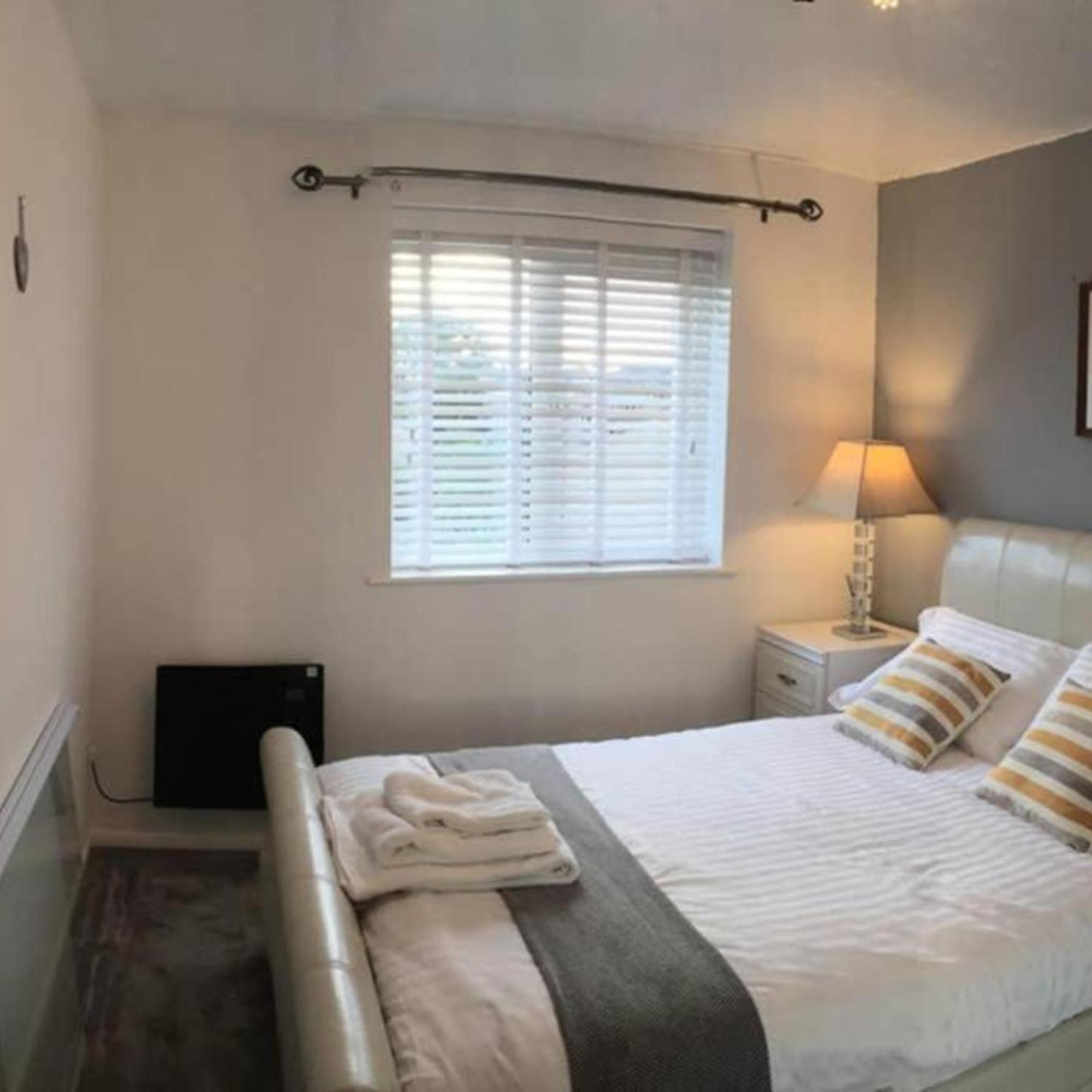 2-Bed Sleeps 4 Comfy For Contractors With Free Parking In Crawley Near Gatwick Manor Royal Refurbished Crawley (West Sussex) Exterior foto