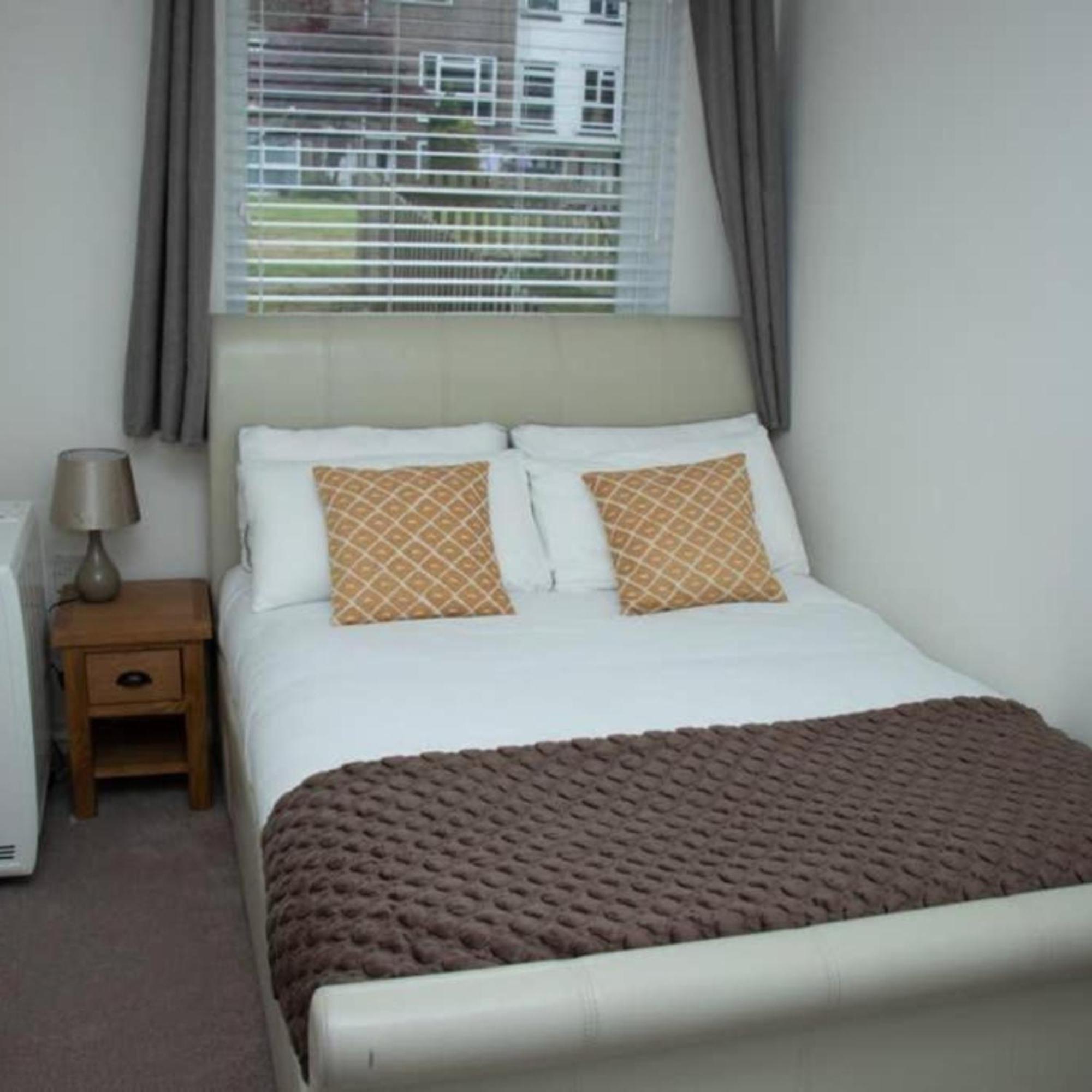 2-Bed Sleeps 4 Comfy For Contractors With Free Parking In Crawley Near Gatwick Manor Royal Refurbished Crawley (West Sussex) Exterior foto