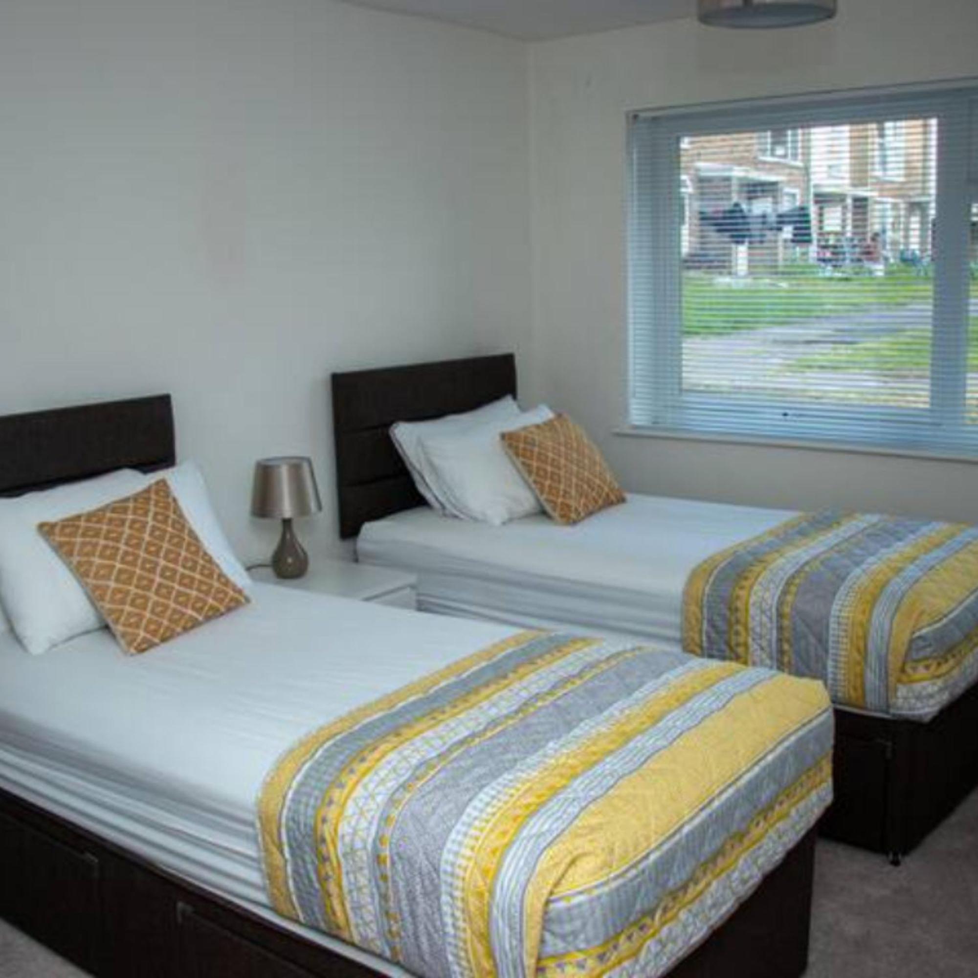 2-Bed Sleeps 4 Comfy For Contractors With Free Parking In Crawley Near Gatwick Manor Royal Refurbished Crawley (West Sussex) Exterior foto