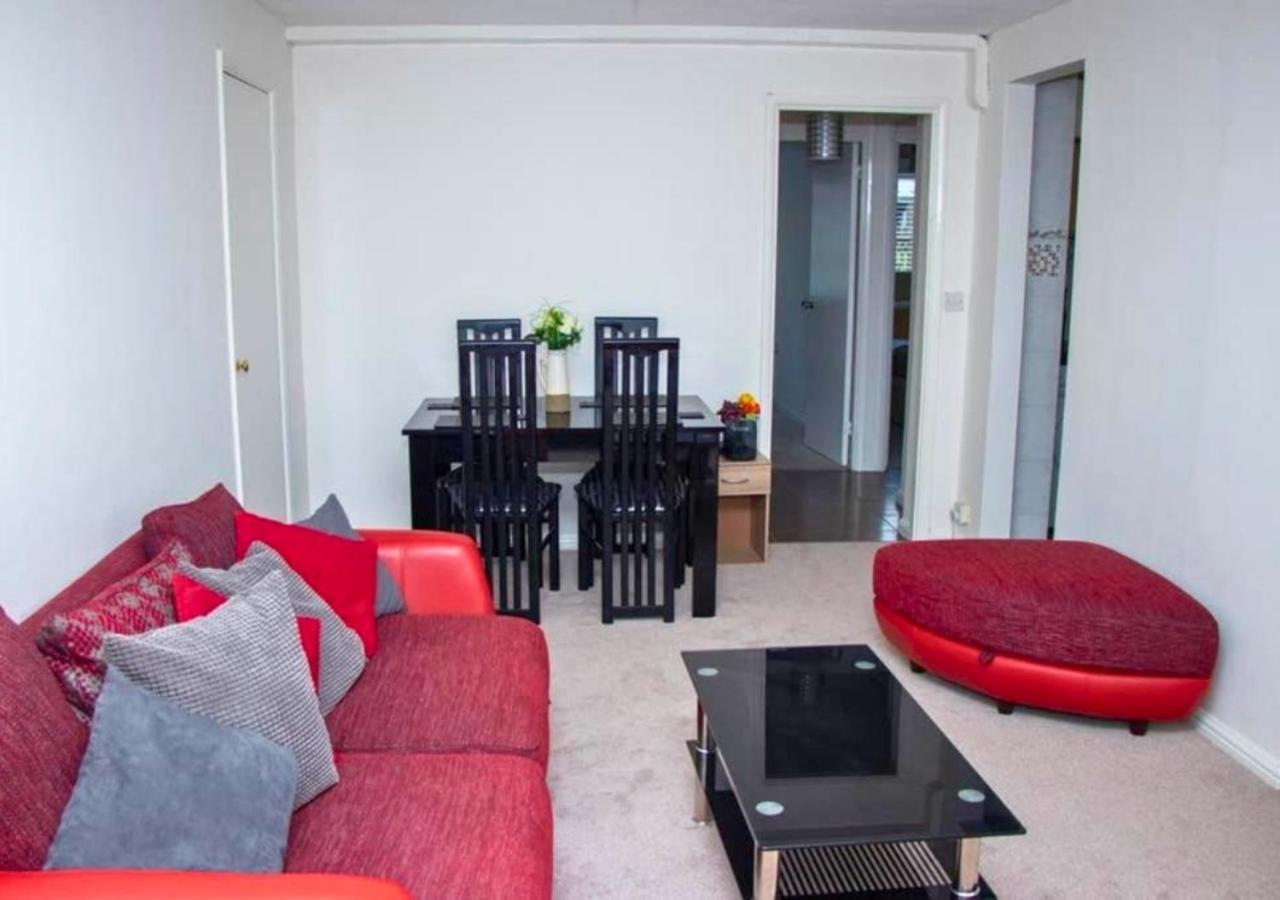 2-Bed Sleeps 4 Comfy For Contractors With Free Parking In Crawley Near Gatwick Manor Royal Refurbished Crawley (West Sussex) Exterior foto