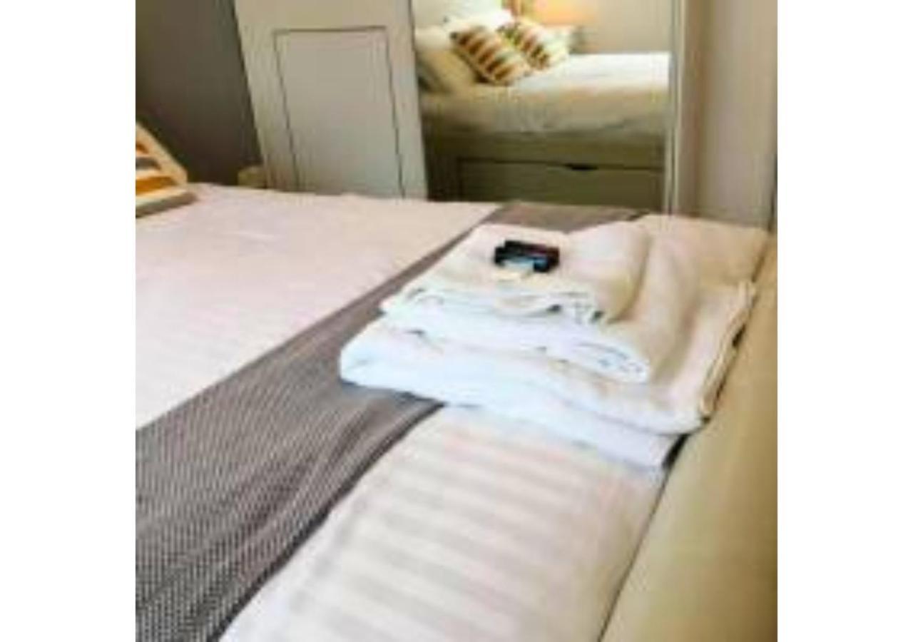 2-Bed Sleeps 4 Comfy For Contractors With Free Parking In Crawley Near Gatwick Manor Royal Refurbished Crawley (West Sussex) Exterior foto