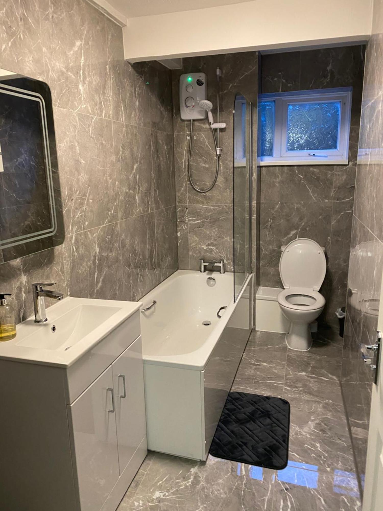 2-Bed Sleeps 4 Comfy For Contractors With Free Parking In Crawley Near Gatwick Manor Royal Refurbished Crawley (West Sussex) Exterior foto