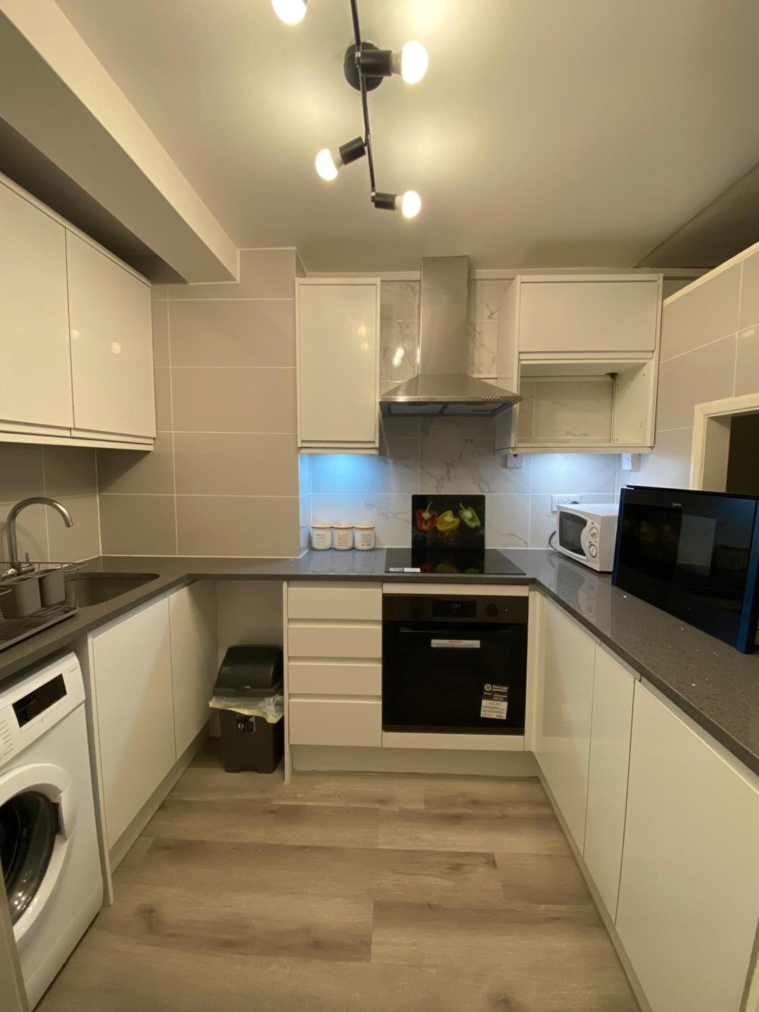 2-Bed Sleeps 4 Comfy For Contractors With Free Parking In Crawley Near Gatwick Manor Royal Refurbished Crawley (West Sussex) Exterior foto