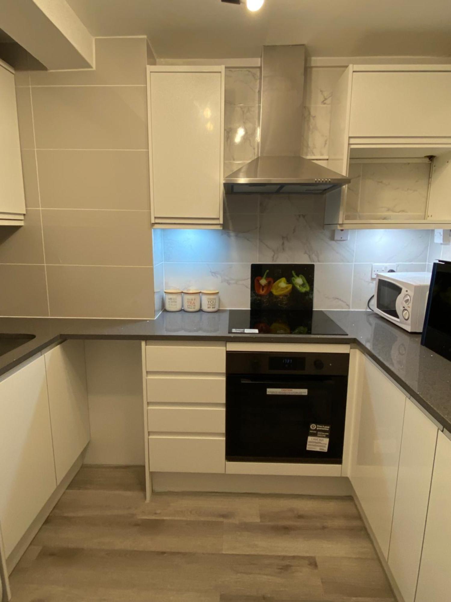 2-Bed Sleeps 4 Comfy For Contractors With Free Parking In Crawley Near Gatwick Manor Royal Refurbished Crawley (West Sussex) Exterior foto