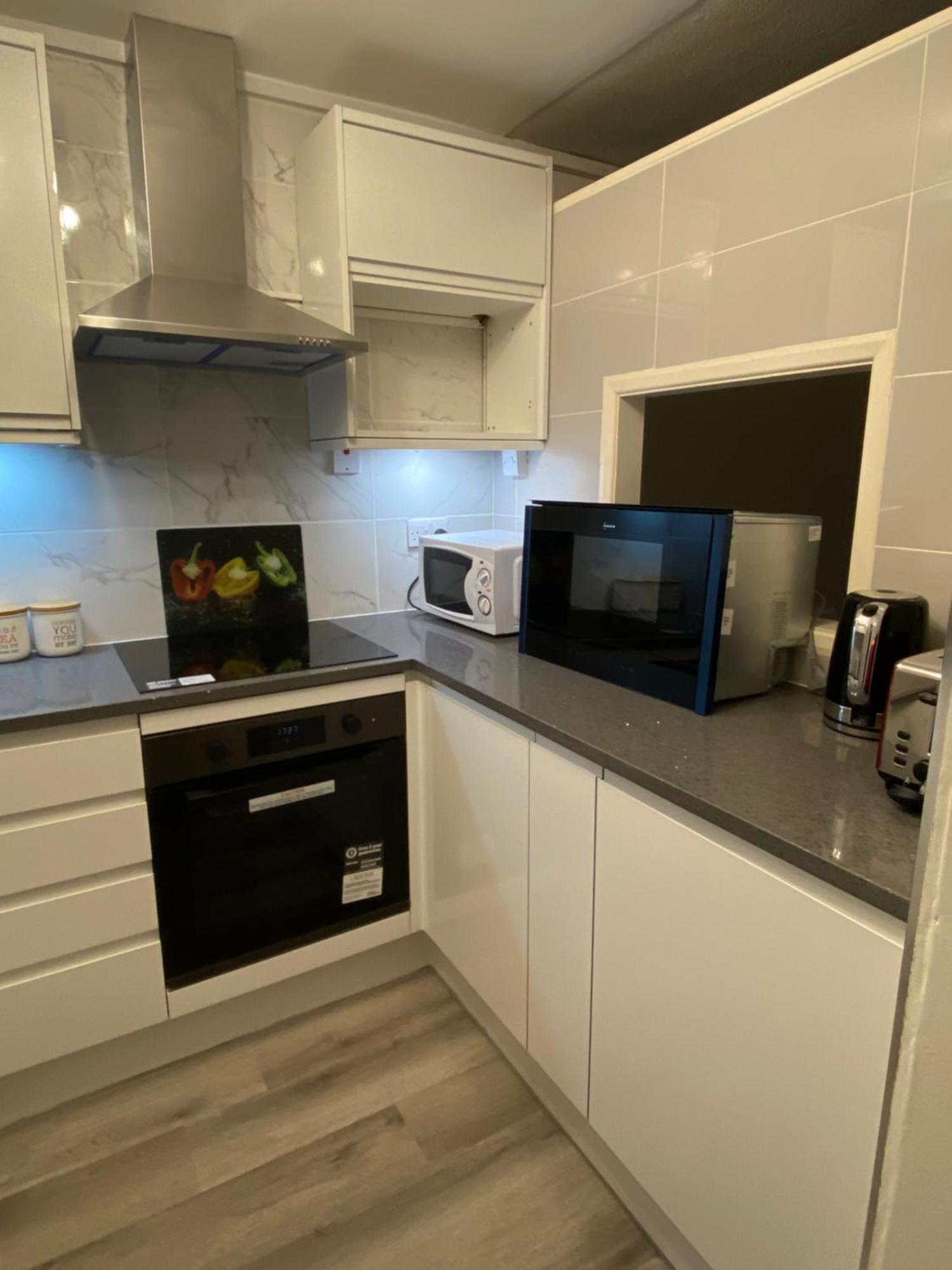 2-Bed Sleeps 4 Comfy For Contractors With Free Parking In Crawley Near Gatwick Manor Royal Refurbished Crawley (West Sussex) Exterior foto