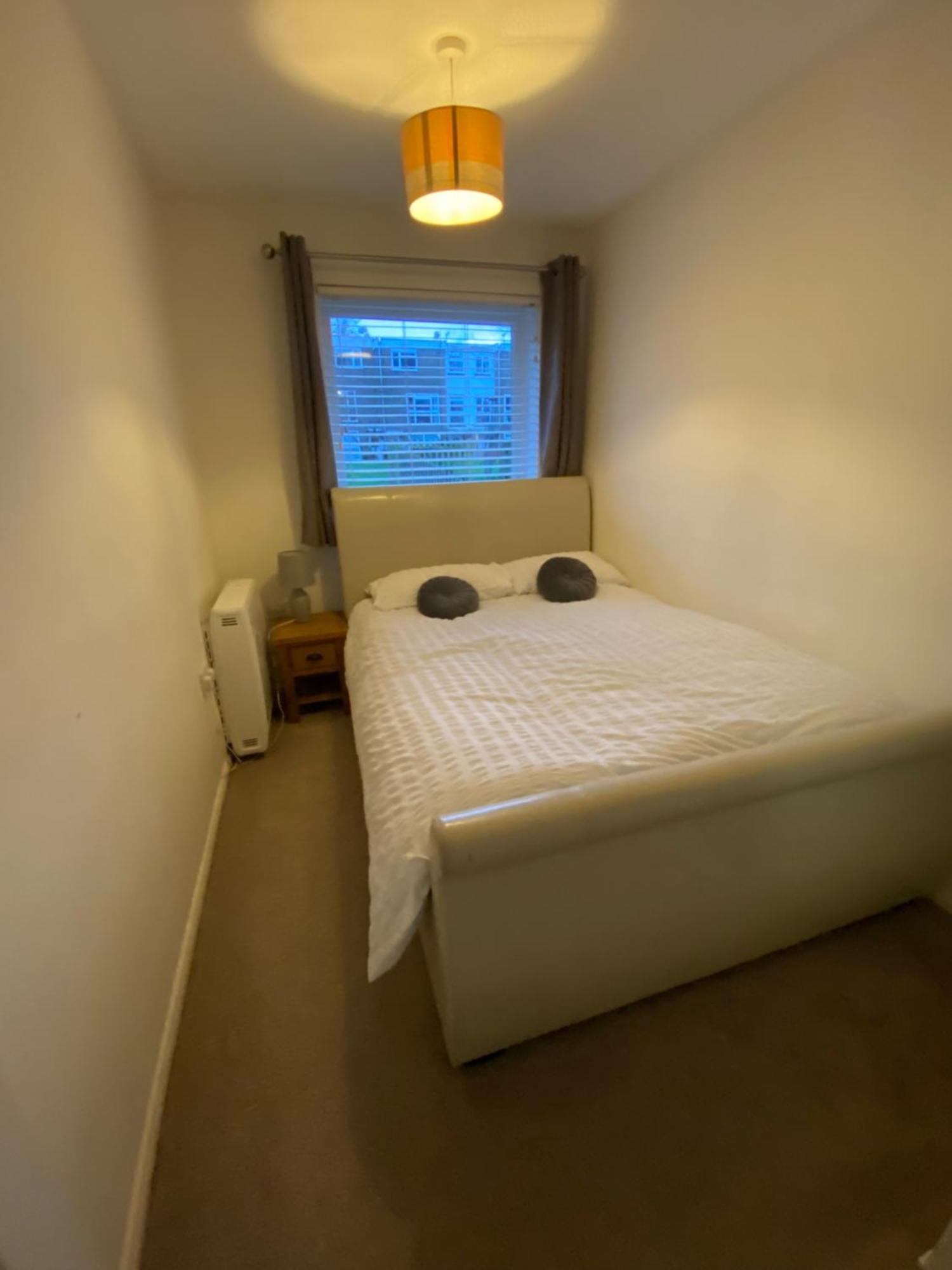 2-Bed Sleeps 4 Comfy For Contractors With Free Parking In Crawley Near Gatwick Manor Royal Refurbished Crawley (West Sussex) Exterior foto