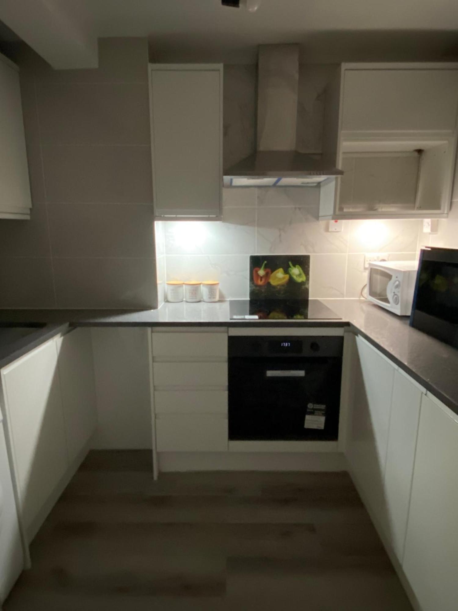 2-Bed Sleeps 4 Comfy For Contractors With Free Parking In Crawley Near Gatwick Manor Royal Refurbished Crawley (West Sussex) Exterior foto